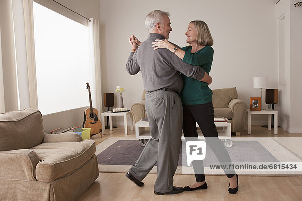 Interior  zu Hause  Senior  Senioren  tanzen
