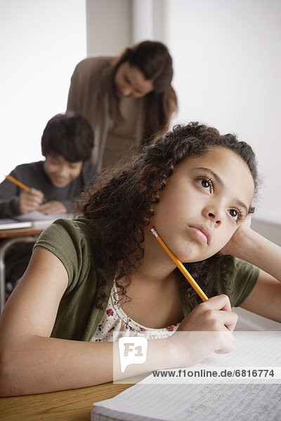Bleistift  Junge - Person  halten  Hintergrund  Lehrer  Schülerin  12-13 Jahre  12 bis 13 Jahre  10-11 Jahre  10 bis 11 Jahre