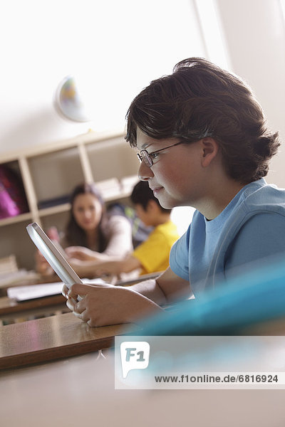 Portrait  Tablet PC  Grundschüler  10-11 Jahre  10 bis 11 Jahre