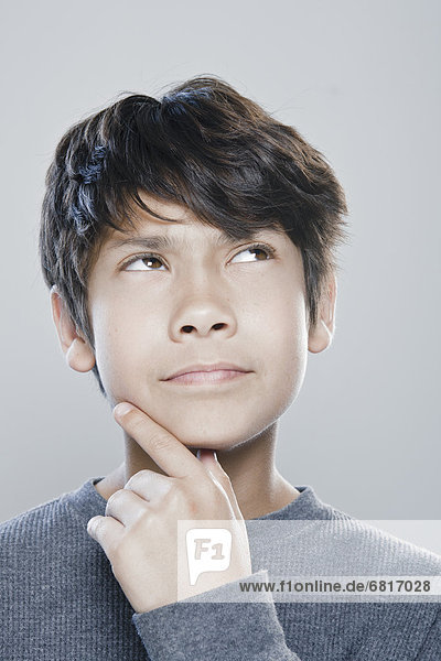 Portrait  denken  Junge - Person  12-13 Jahre  12 bis 13 Jahre