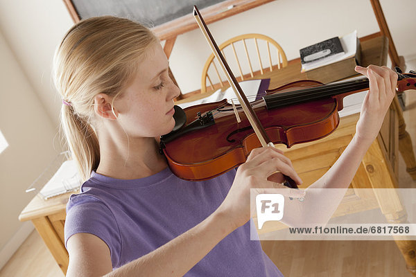 Jugendlicher  13-14 Jahre  13 bis 14 Jahre  Mädchen  spielen  Geige