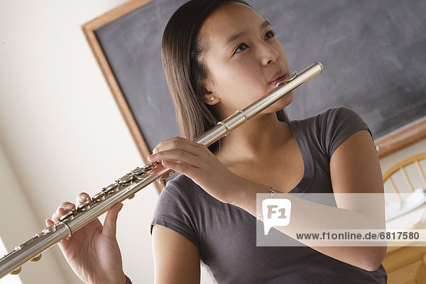 Jugendlicher  13-14 Jahre  13 bis 14 Jahre  Mädchen  Flöte  spielen