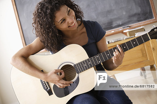 Jugendlicher  Gitarre  16-17 Jahre  16 bis 17 Jahre  Mädchen  spielen