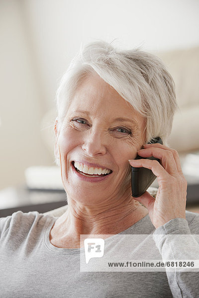 Handy  Senior  Senioren  benutzen  Frau  lächeln  Kurznachricht