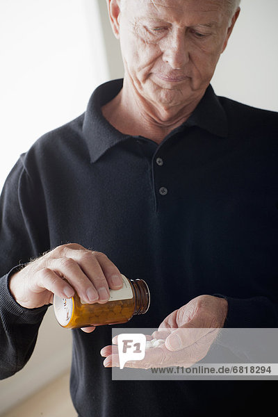 Senior  Senioren  Mann  nehmen  Pille