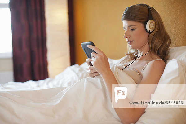 Frau  zuhören  Bett  Musik  Schwangerschaft  jung