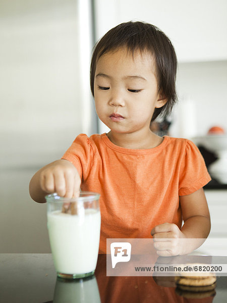 Glas  2-3 Jahre  2 bis 3 Jahre  Mädchen  Keks  dippen  Milch