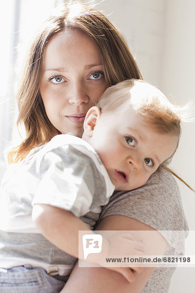 Portrait  Frau  umarmen  Junge - Person  jung  Baby