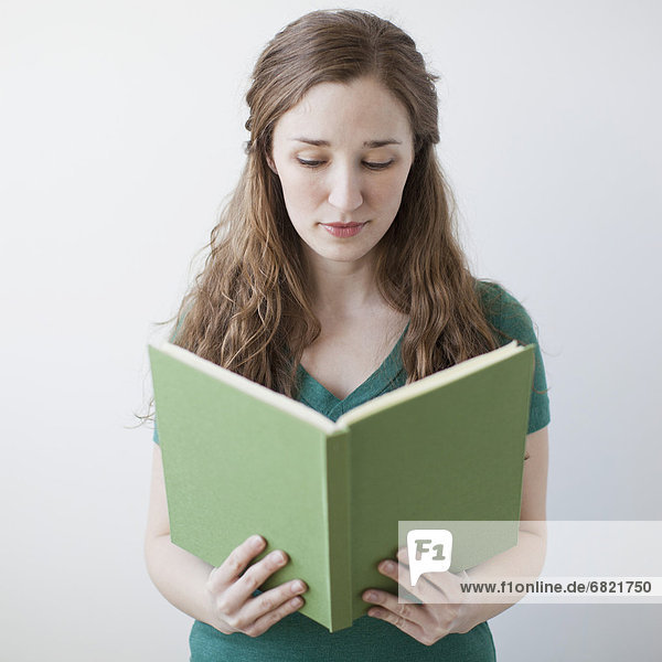 Frau  Fröhlichkeit  Buch  grün  halten  jung  Taschenbuch