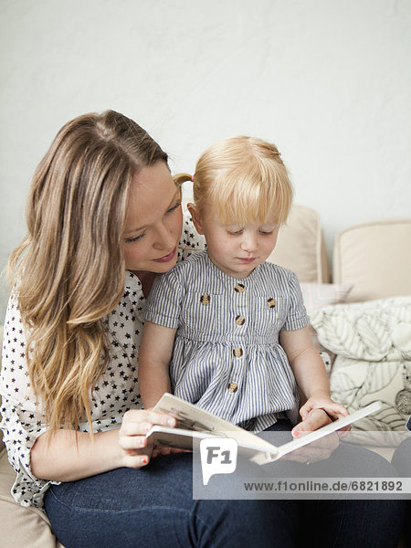 jung  2-3 Jahre  2 bis 3 Jahre  Mädchen  Mutter - Mensch  vorlesen