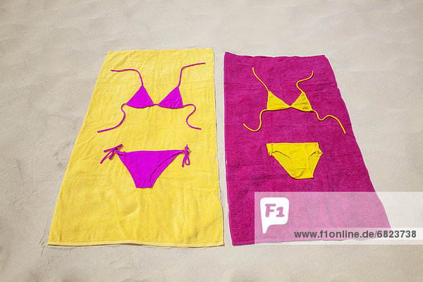 liegend liegen liegt liegendes liegender liegende daliegen Strand Bikini Handtuch