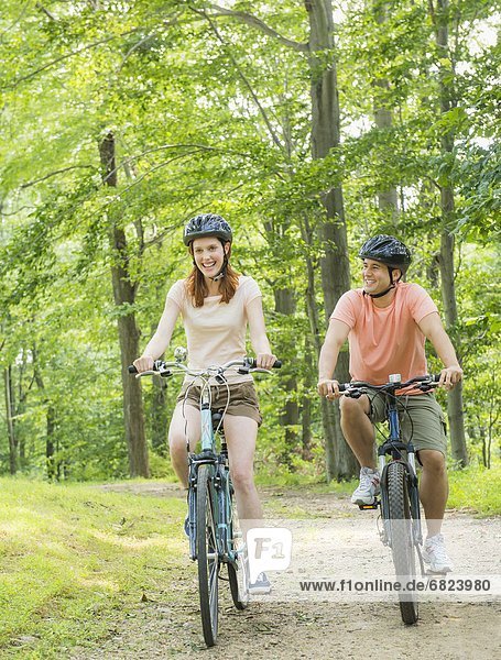 Paar Radfahren im Wald