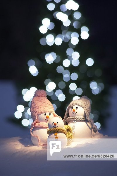 Family of snowmen with Christmas tree