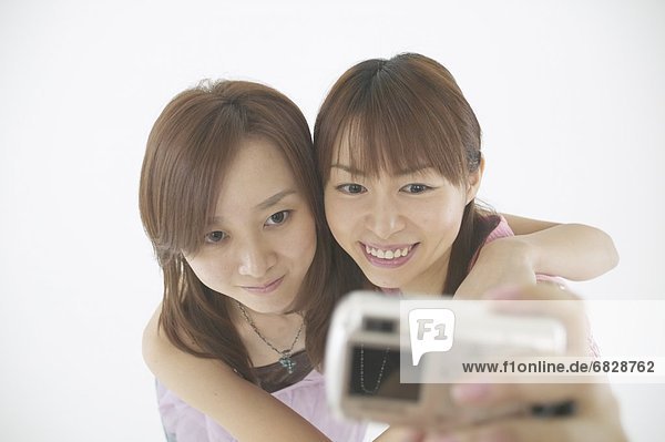Zwei junge Frauen  die ein Foto von sich selbst