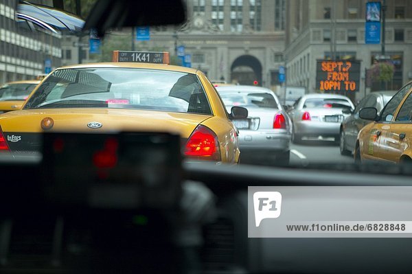 Vereinigte Staaten von Amerika  USA  New York City  Ansicht  zeigen  Fahrersitz  Manhattan  Straßenverkehr