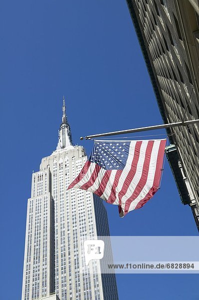 Vereinigte Staaten von Amerika  USA  New York City  Gebäude  Fahne  amerikanisch