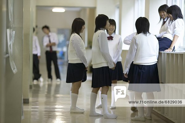 Korridor  Korridore  Flur  Flure  Freundschaft  lachen  Schule