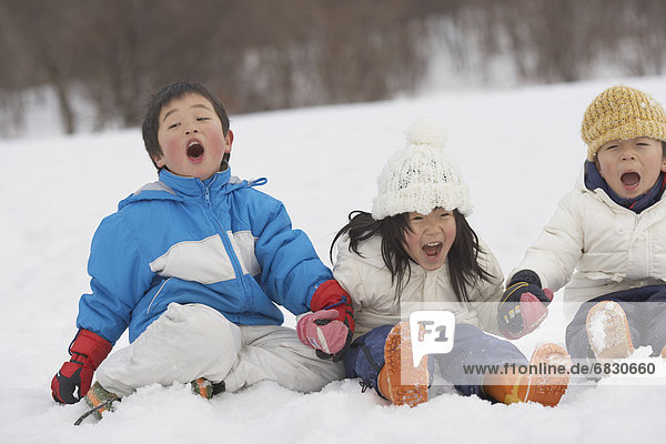 Junge - Person  Mädchen  spielen  Schnee