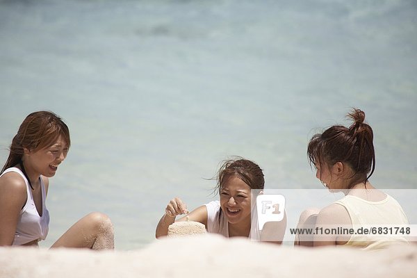Vereinigte Staaten von Amerika  USA  Frau  Strand  Sand  jung  Guam  spielen
