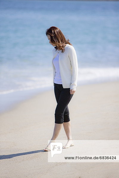 Junge Frau Wandern am Strand