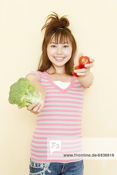 Frau  halten  Tomate  jung  Broccoli