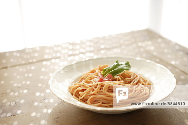 Teller  Tomate  Soße  Spaghetti