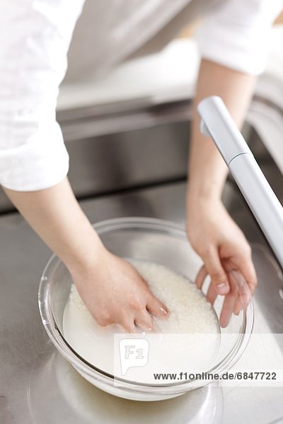 Frau  waschen  Reis  Reiskorn