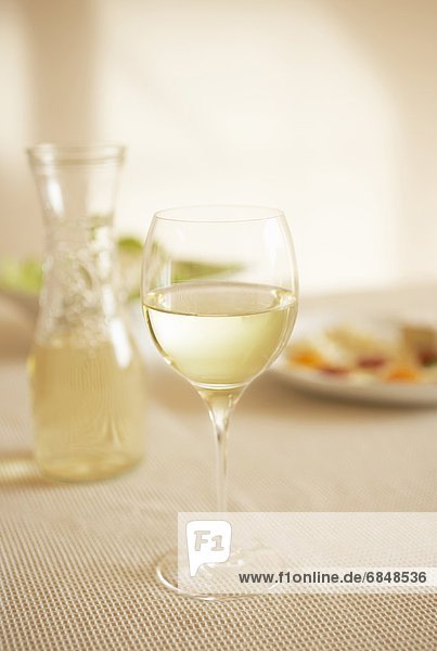 Glas  Wein  weiß  Tisch