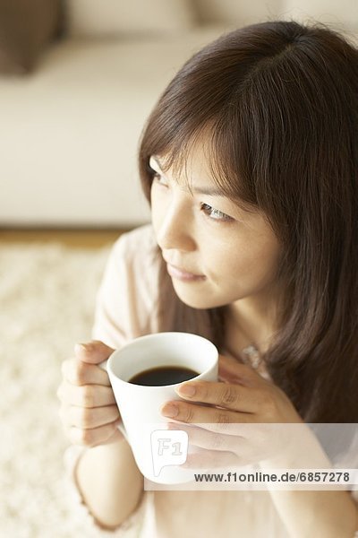 junge Frau junge Frauen Tasse trinken Kaffee