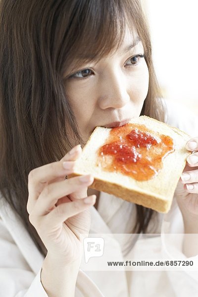 Frau  jung  Toastbrot  essen  essend  isst  Marmelade  Stück