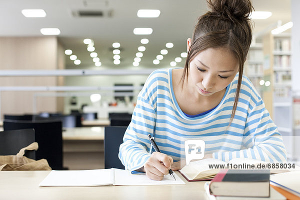 Frau  lernen  Bibliotheksgebäude  jung  Japan