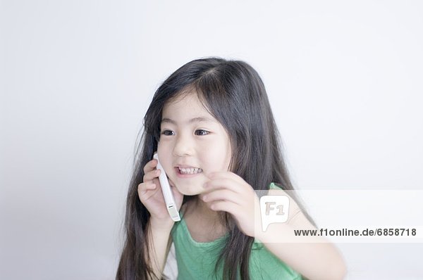 Handy  sprechen  klein  Mädchen