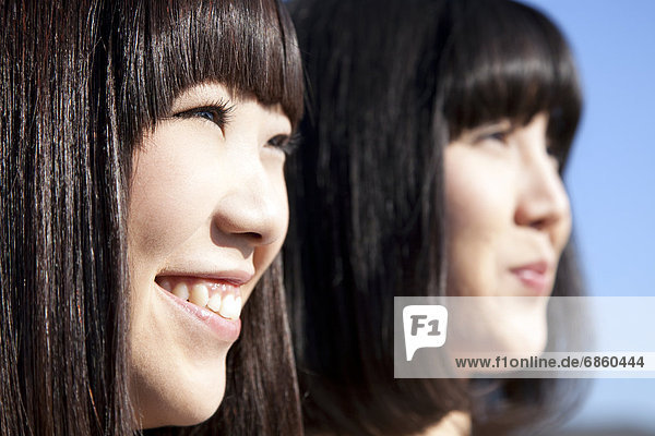 Zwei junge Frauen lächelnd