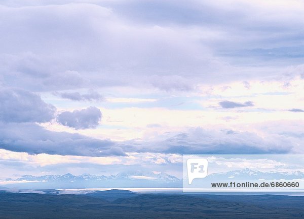 entfernt Berg über See Argentinien Wolkengebilde Südamerika