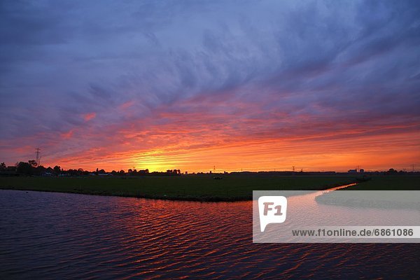 Ländliches Motiv  ländliche Motive  Europa  Schönheit  Vitalität  Sonnenuntergang  über  Dorf  Niederlande