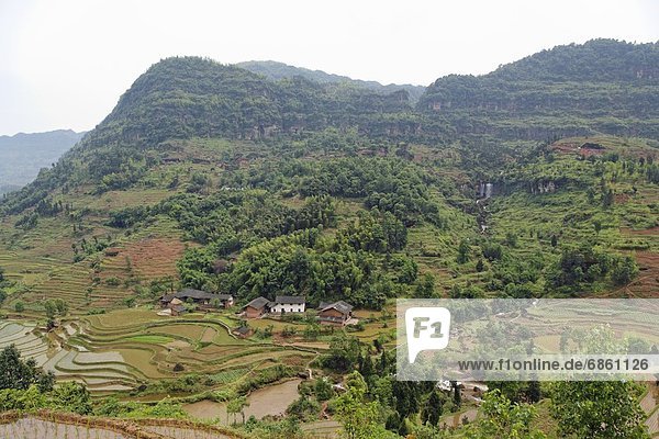 klein Überfluss Tal Dorf Feld China Nestbau Sichuan