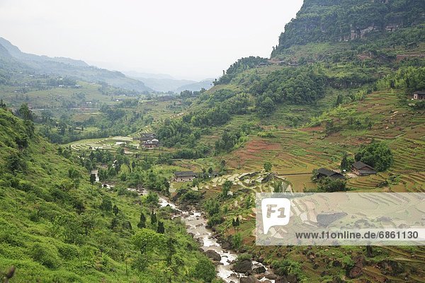 klein Überfluss Tal Dorf Feld China Nestbau Sichuan