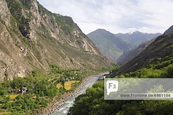 klein rennen Tal Fluss Dorf China Sichuan