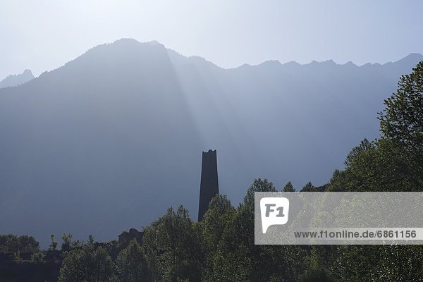 beleuchtet  Sonnenstrahl  Berg  Silhouette  über  China  Sichuan  Wachturm