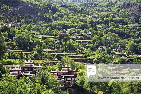 Berg Dorf Seitenansicht China Nestbau Tibet Sichuan