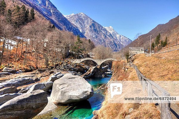 Berg über Schneedecke Brücke Fluss Herbst römisch
