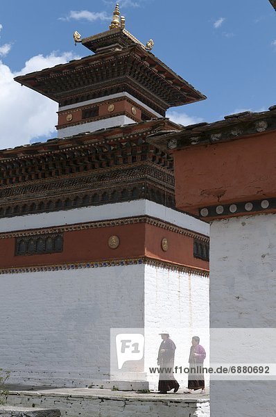 Frau  gehen  Senior  Senioren  2  Stupa  Asien  Bhutan  Paro