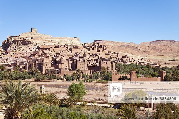 Nordafrika  Karawane  nebeneinander  neben  Seite an Seite  gebraucht  Stadt  Fluss  Nostalgie  Richtung  UNESCO-Welterbe  Afrika  antik  Campingwagen  Film  Kasbah  Ort  Marokko  Ouarzazate
