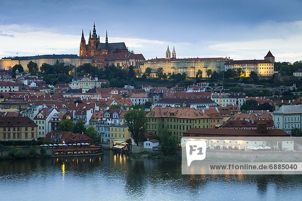 St. Vitus Cathedral  River Vltava and the Castle District illuminated in the evening  UNESCO World Heritage Site  Prague  Czech Republic  Europe