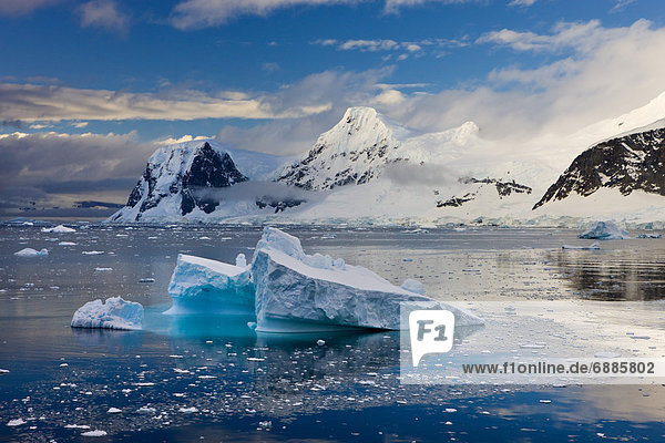 Berg  bedecken  Nostalgie  dahintreibend  Eisberg  Antarktis  Schnee  Meerenge