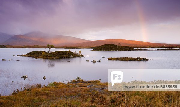 Europa Großbritannien Himmel über Sturm Herbst Highlands Moor Regenbogen Schottland