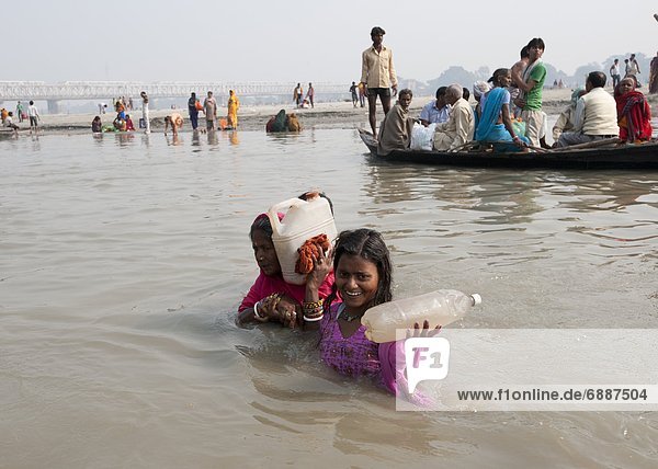 Wasser  halten  waten  Fluss  Heiligkeit  Tochter  Ganges  Mutter - Mensch  Asien  Bihar  Indien
