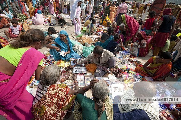 Blumenmarkt  Frau  Dorf  verkaufen  Rind  Produktion  umgeben  Asien  Bihar  Haar  Indien