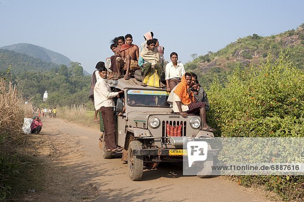 tragen  Dorf  Geländewagen  Volksstamm  Stamm  Asien  Indien  Markt  Orissa  überladen