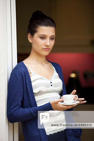 Junge Frau mit Espressotasse